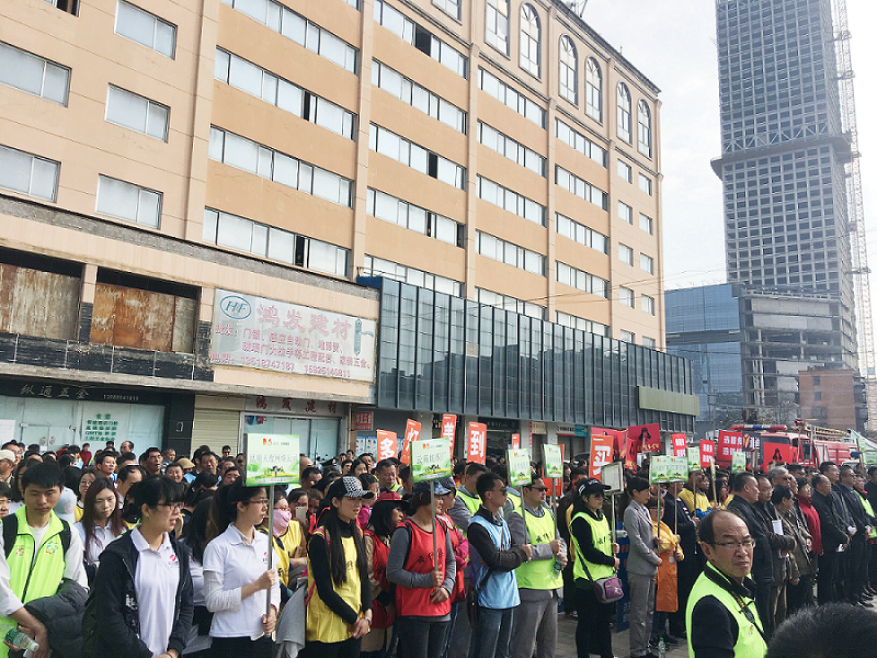 2017年3月5日，是我國(guó)第54個(gè)學(xué)雷鋒紀(jì)念日。3月份的春天萬(wàn)物復(fù)蘇，百花齊放。陽(yáng)光透過(guò)淡薄的云層照耀著大地，它的萬(wàn)道金光愉快地普照著萬(wàn)物。春風(fēng)拂面,是那么清柔,那么親切,就像是雷鋒的精神一直溫暖著、鼓舞著我們!